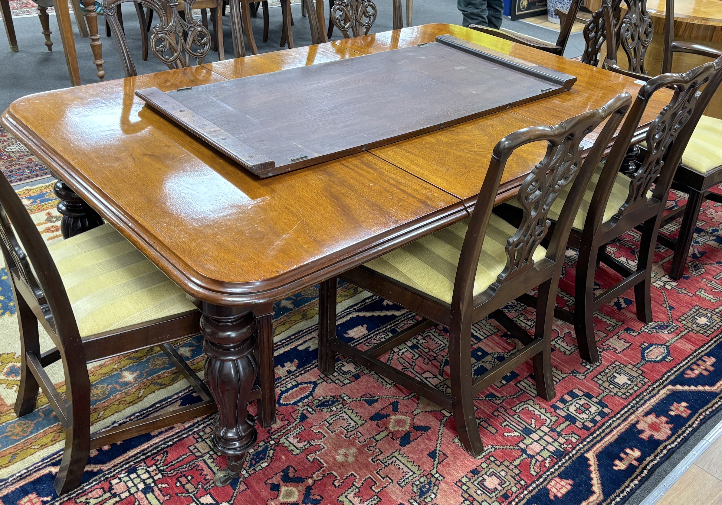 An early Victorian mahogany dining table, 244cm extended, two spare leaves, width 122cm, height 72cm